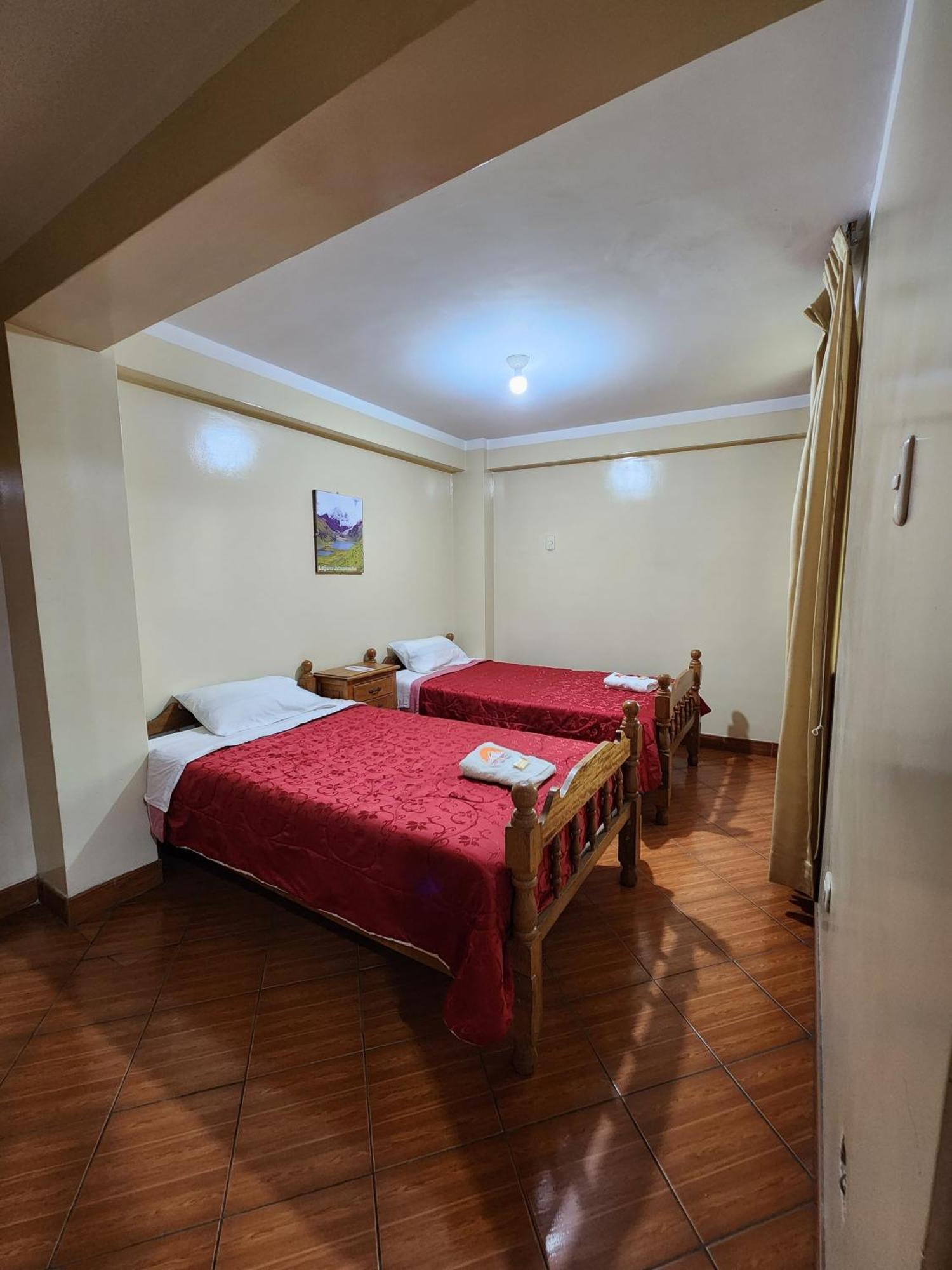 Lhotse Hostel B&B Уарас Экстерьер фото